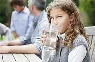 los niños beben agua_JPG